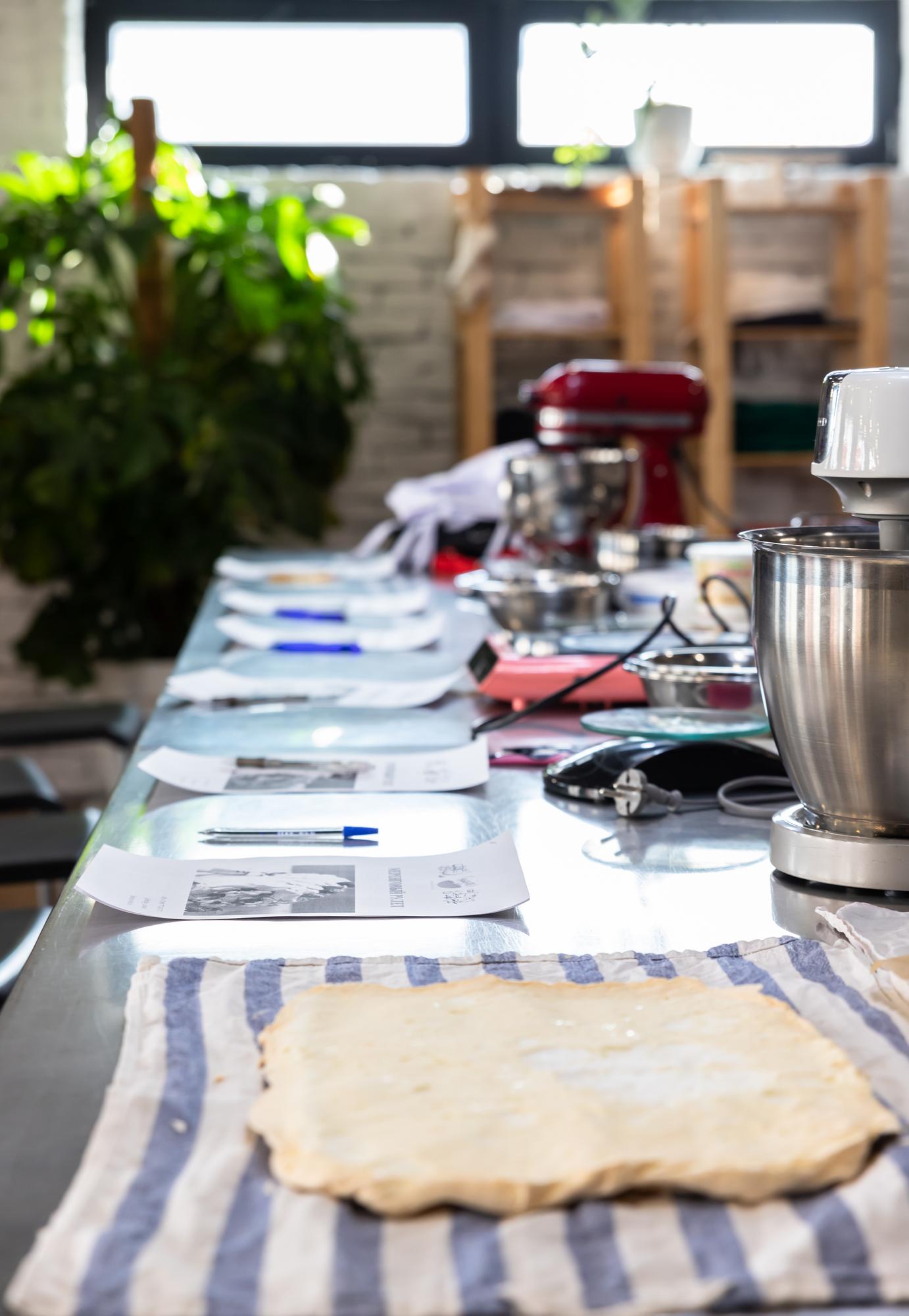 Interno laboratorio con attrezzi da cucina