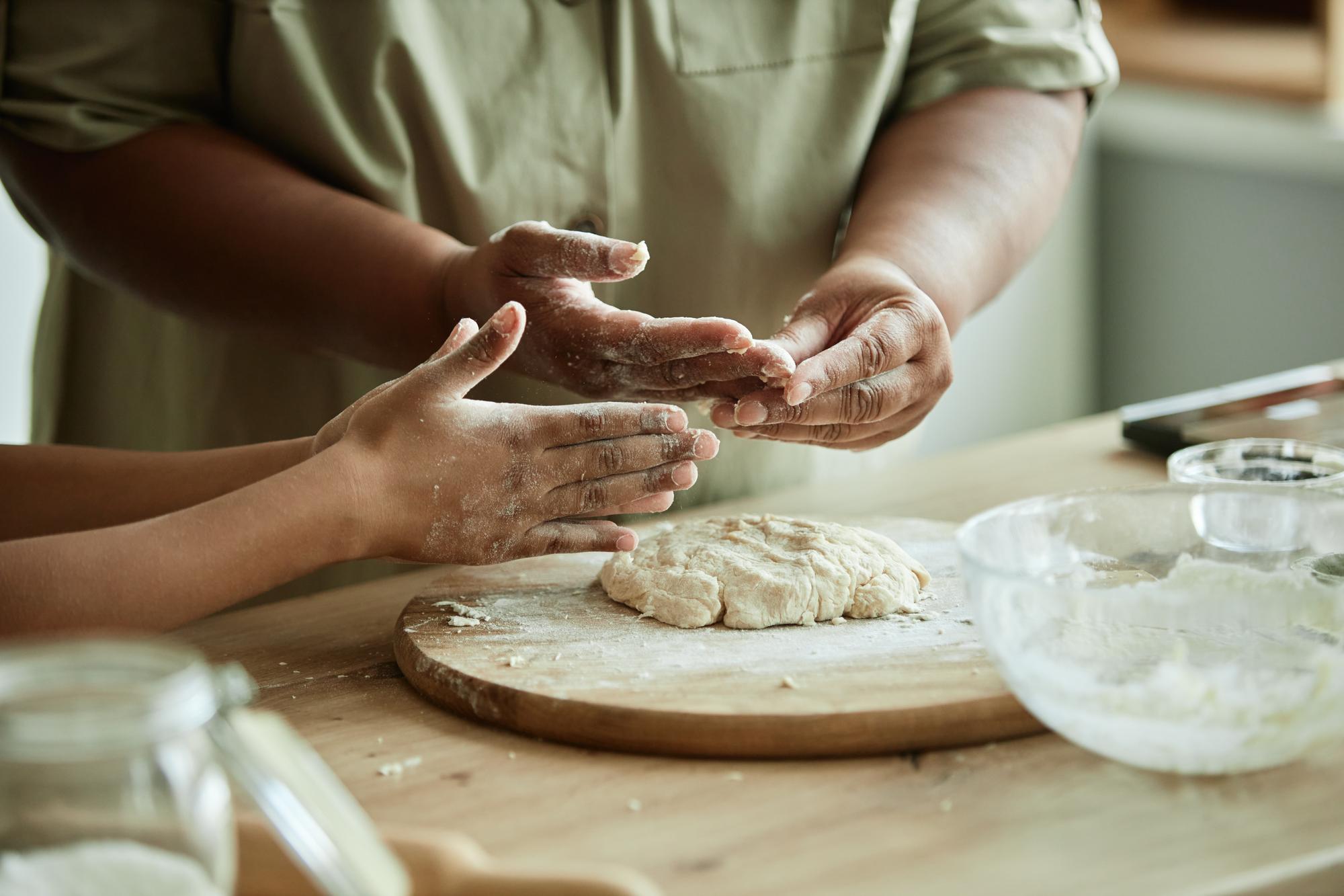 Dettaglio mani chef che impastano
